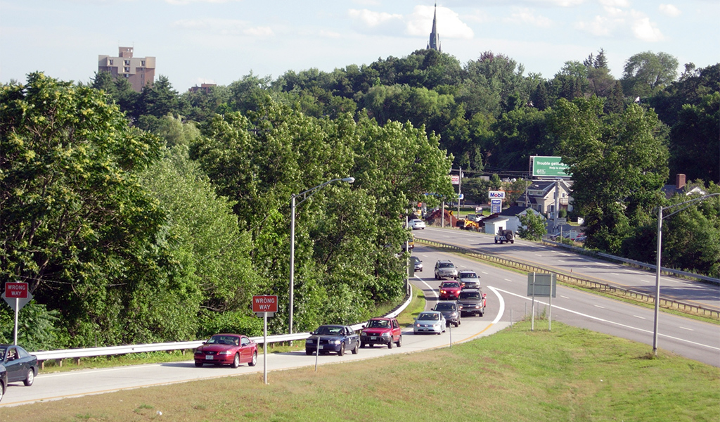 A line of cars exits an interstate.