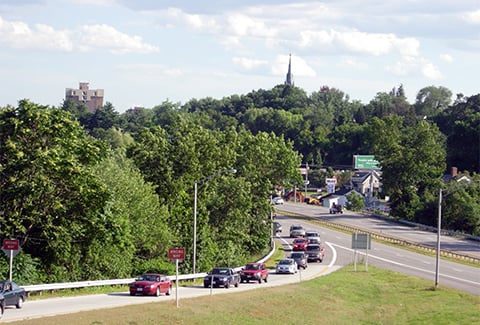 A line of cars exits an interstate.